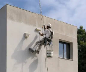 Pintura y acabado protector de fachada residencial